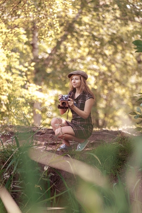 森系千鸟格摄影师美女写真图片